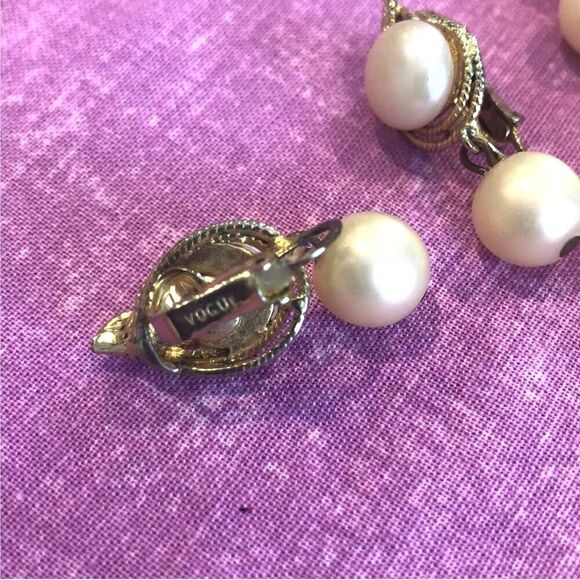 Stunning Vintage Vogue!  Off-White clip earrings necklace set - Picture 2 of 3